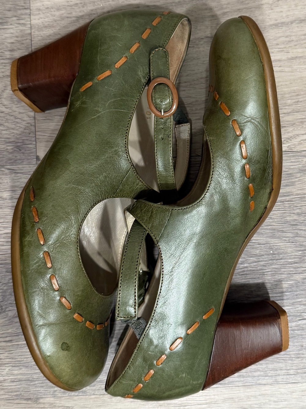 John Fluevog Operetta Malibran Olive Green Leather Mary Jane Heels Size 10.5